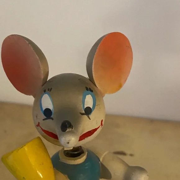 Vintage mouse holding a broom - Picture 5 of 8